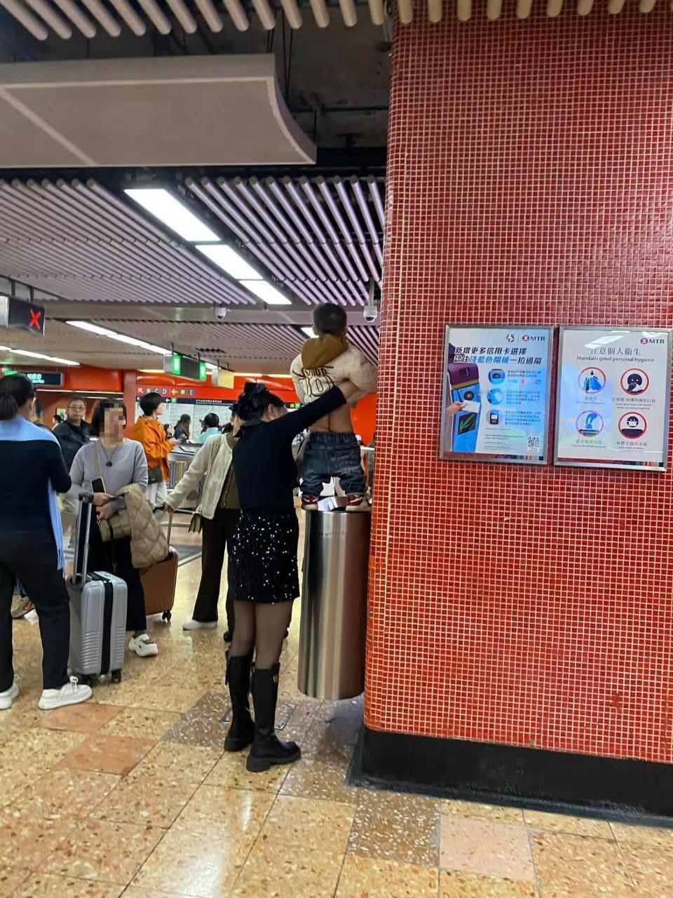 这个旺角地铁站是有厕所的，多走几步就有，真的憋不住，拿个袋子在角落也好，非要站这