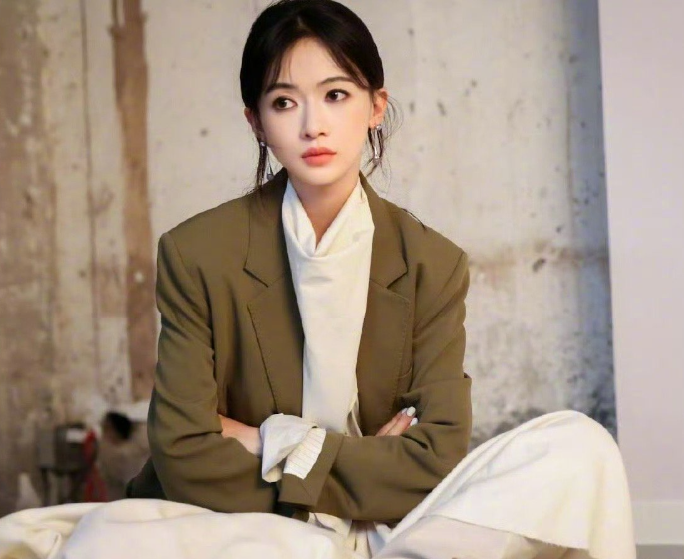 感觉回到了延禧宫略时期，太美了，气质越来越好了～​​​