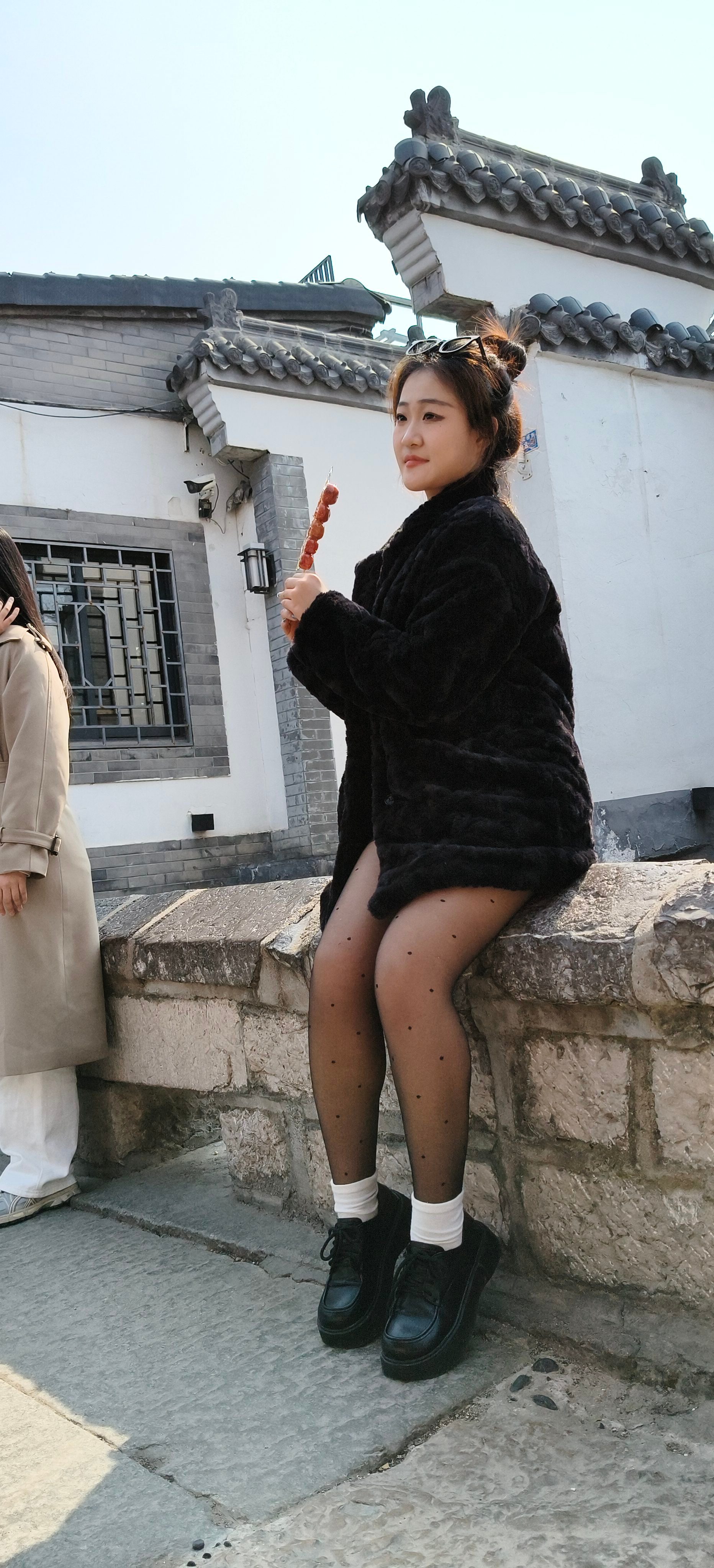 黑毛绒大衣+波点黑丝，我的快乐来了