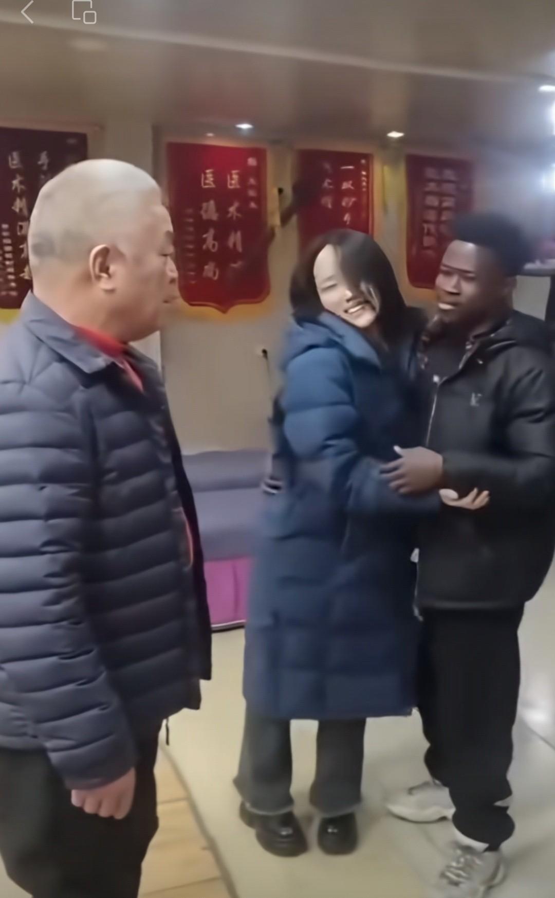 男子守国门女子守血统女儿带男友回家本就是天经地义的事，可偏偏带了一个黑人。作