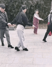 大姐这舞跳的，看着身子挺软和，怎么没看出来美呢，怎么看着有点像非常6+7呢，还有