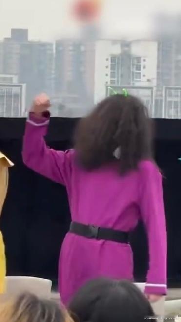 王鹤棣紫色爆炸头茄子救命这个紫色爆炸头茄子居然是王鹤棣哈哈哈哈哈