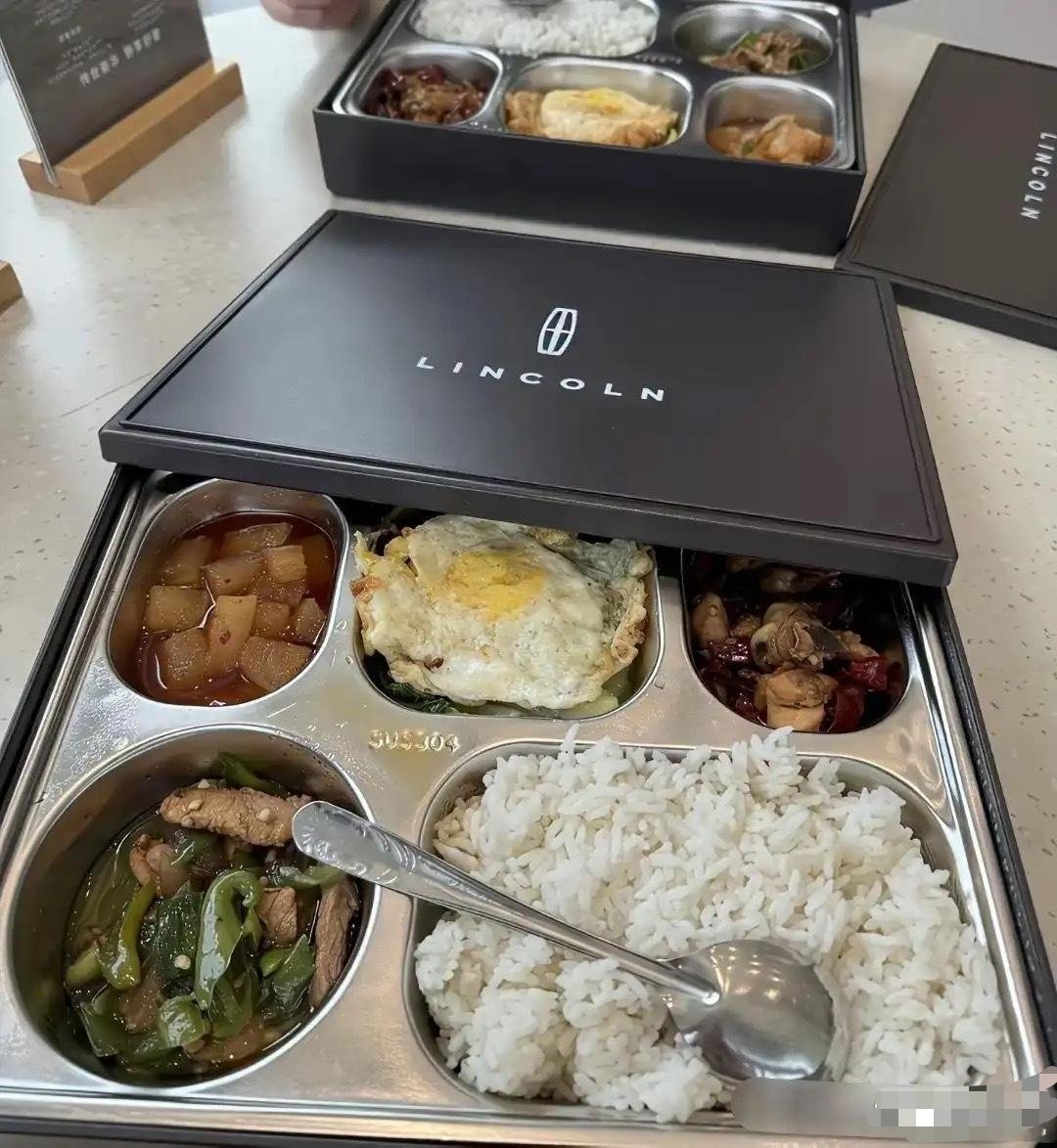 原来4s店的盒饭长这样，好一般