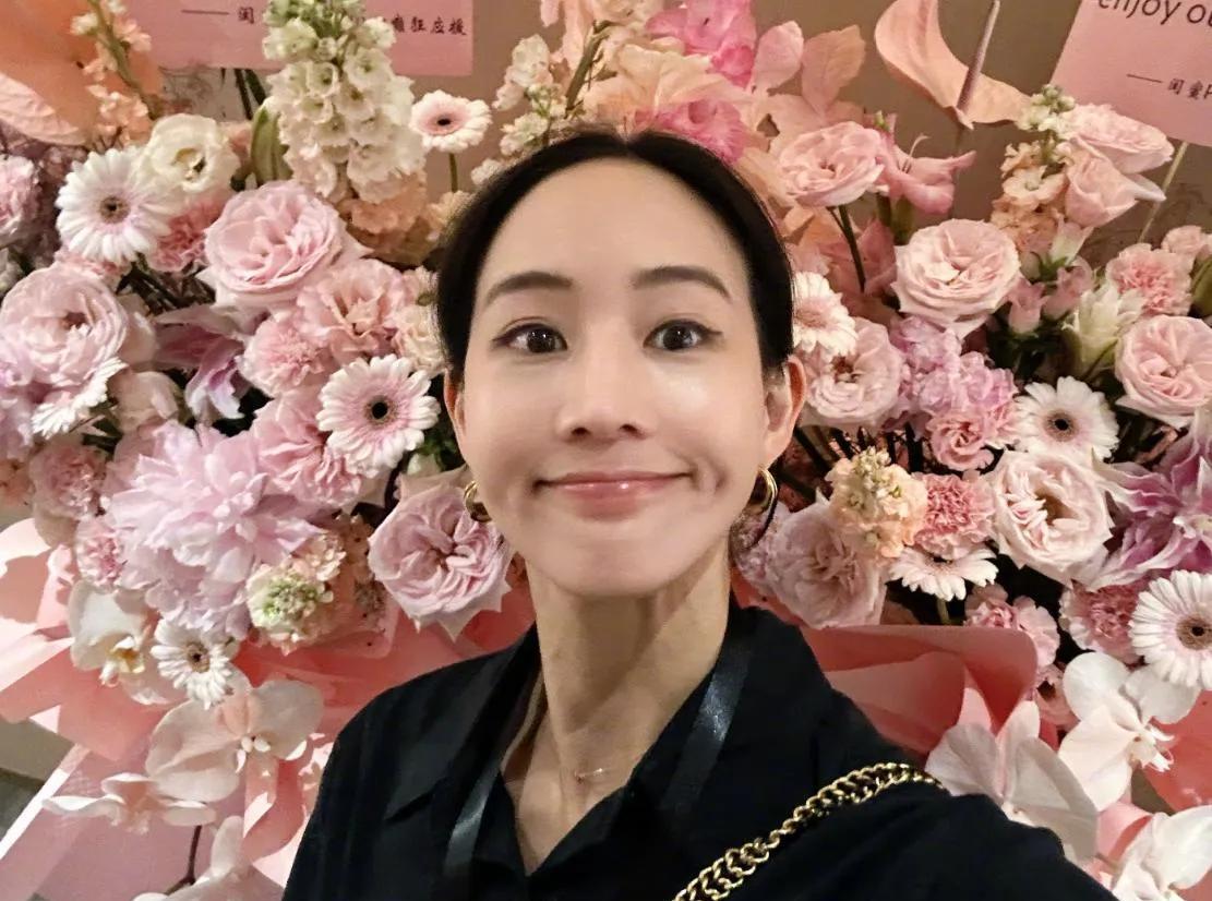 43岁张钧甯因坚持运动和良好生活习惯，保持青春外貌和优雅气质，她每周三次户外跑，