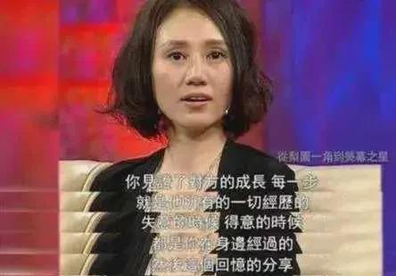 一次采访，袁泉说：“我在上大学那会儿非常自卑，因为我们班的女生曾黎非常漂亮，在她