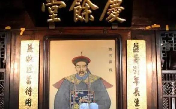 1885年，病危的胡雪岩对九姨太说：我死后葬礼上会来一个戴铁帽子神秘人，你到时剪