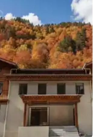 在旅游的途中，我们常常期待邂逅美丽的风景，而有时候，一些来自陌生人的善意，同样能