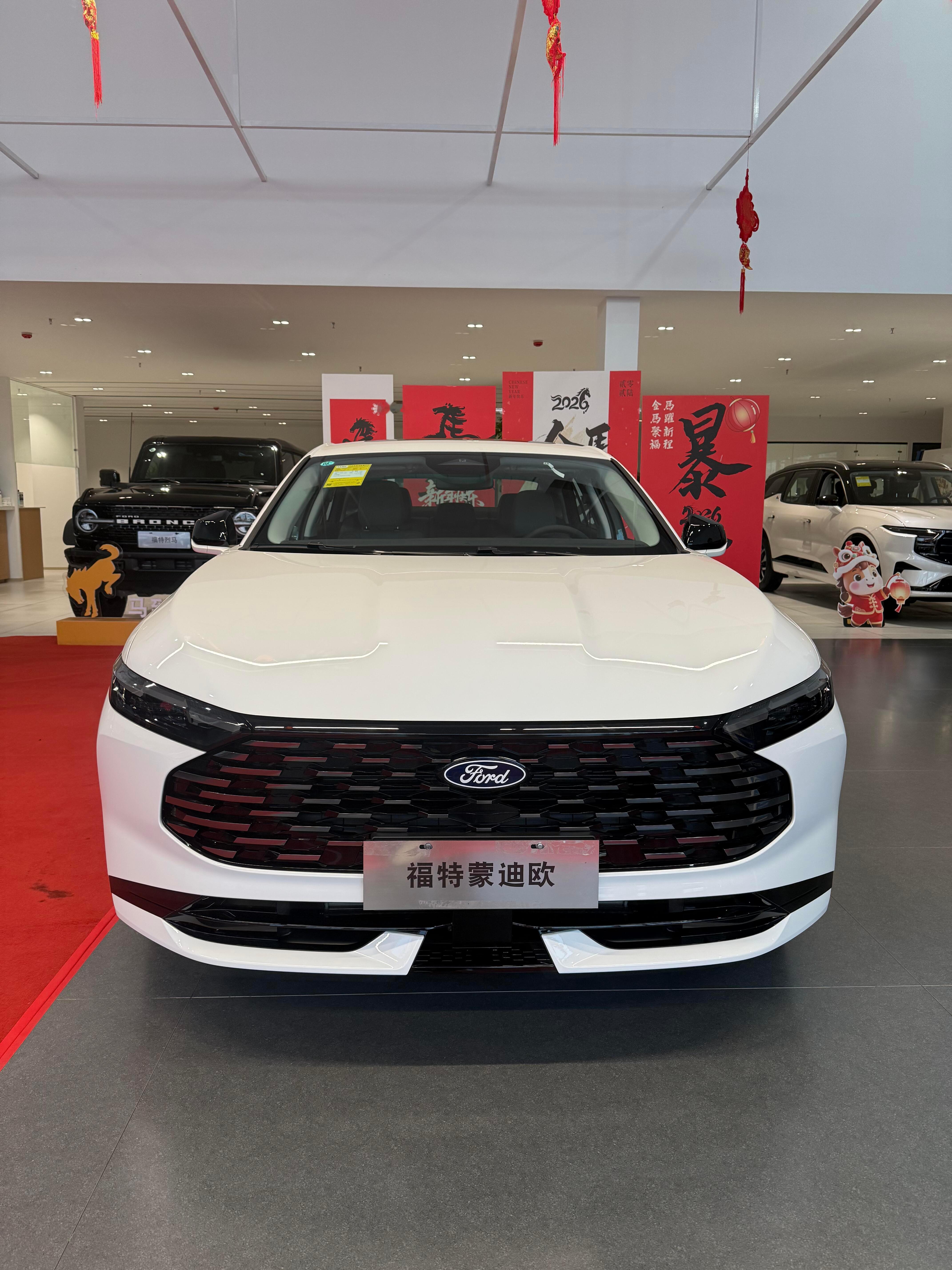 那块大屏不只是看着爽，副驾还能单独连蓝牙看电影，跑长途时家里人再也不会无聊了。