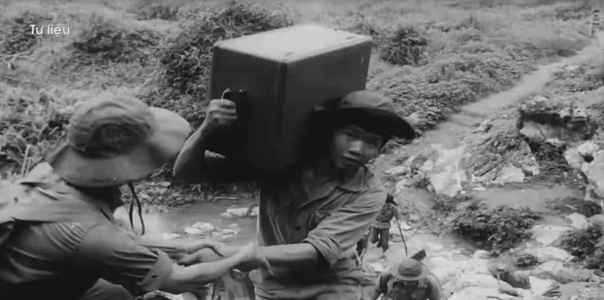 1984年，凌晨三点，浓雾锁住老山，越军的无线电里突然传出加密暗语，“开饭完毕