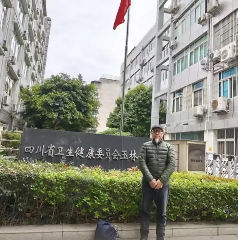 四川南充，男子是名道士，平常在道观里给自家俗家弟子教针灸技法，谁料竟被弟子举报，