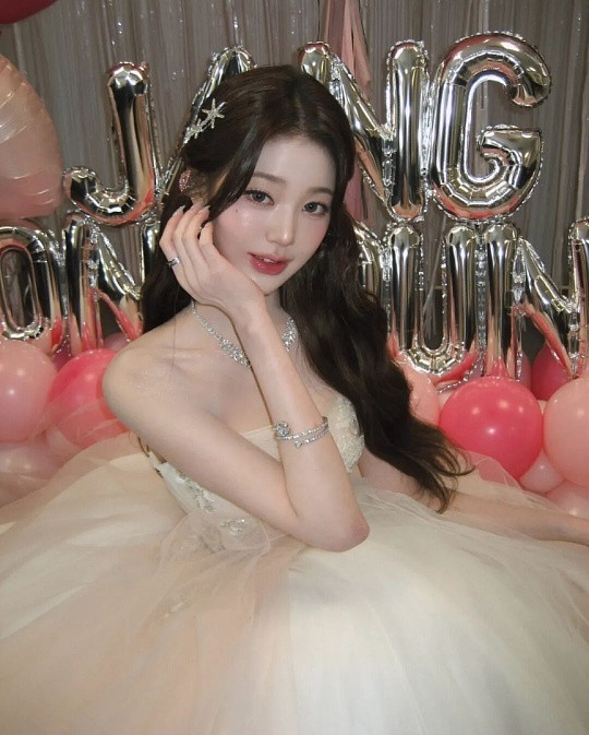 张元英G社最严厉的母亲张元英不愧是G社最严厉的“母亲”，镜头前自带绝对掌控力，眼