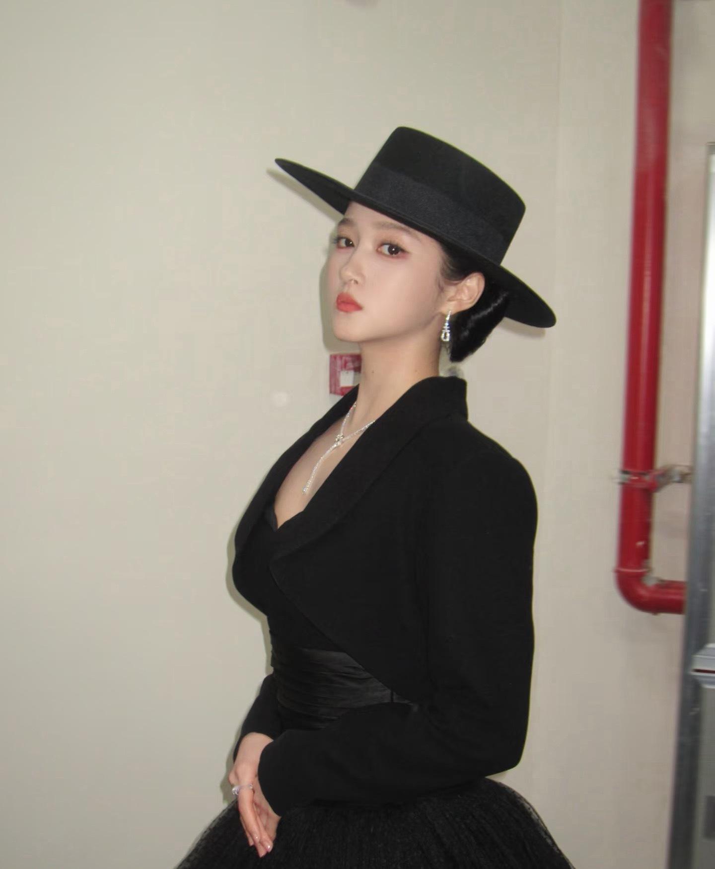 关晓彤：hii你“礼帽”了嘛🤓