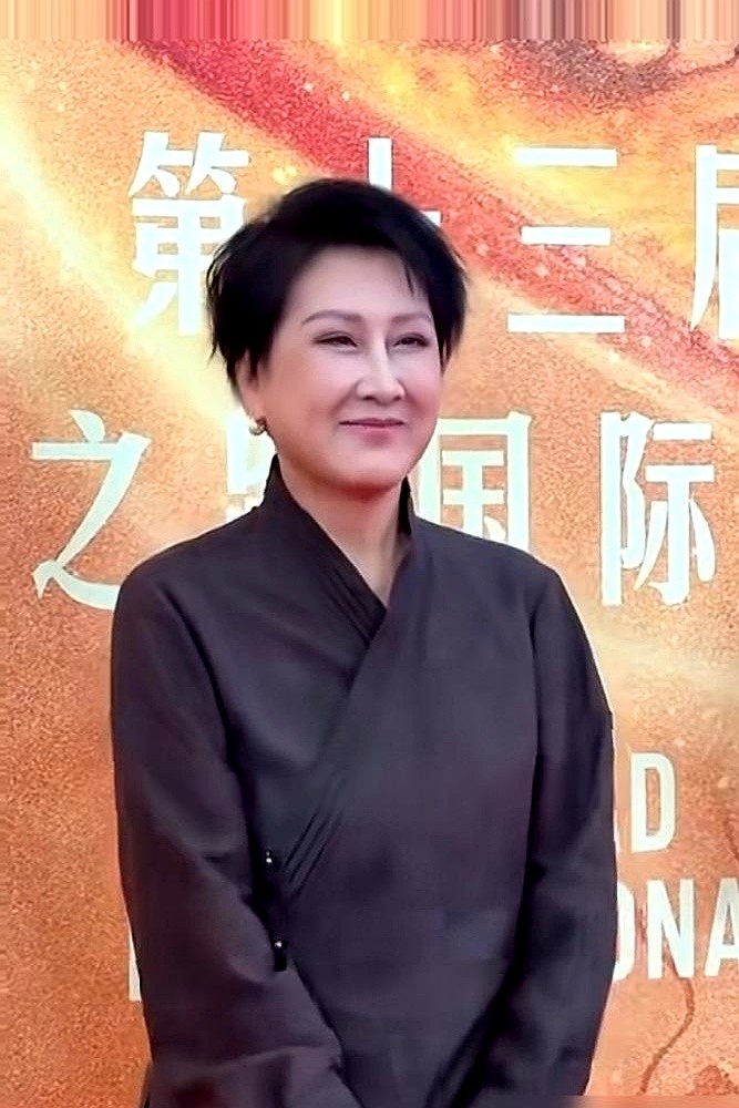 五十岁的女星同台，比的真不是谁的裙子更贵。张凯丽和苗圃站在一起，高下立判。凯丽一身深色收腰套装，头发