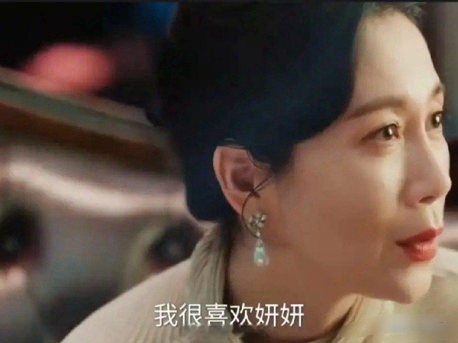 《许我耀眼》沈皓明全家4口人中，已经有3人明确表态，不想许妍离开这第一个表态的人