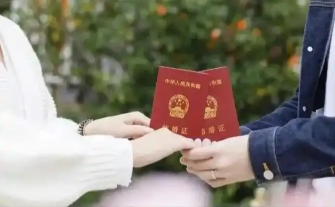 北京，夫妻俩结婚后，公婆出资418万购买一套房屋，登记在二人名下。2年后女方提出