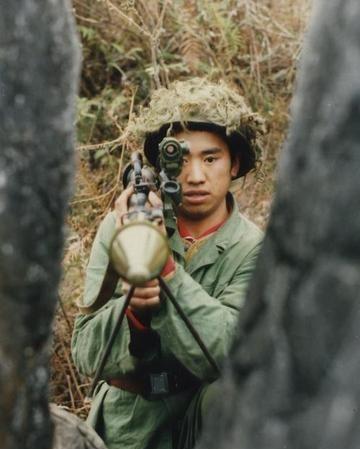1984年4月，老山54号高地，尖刀班长尹光忠抓住一根竹子，利用弹性跳进了堑壕，