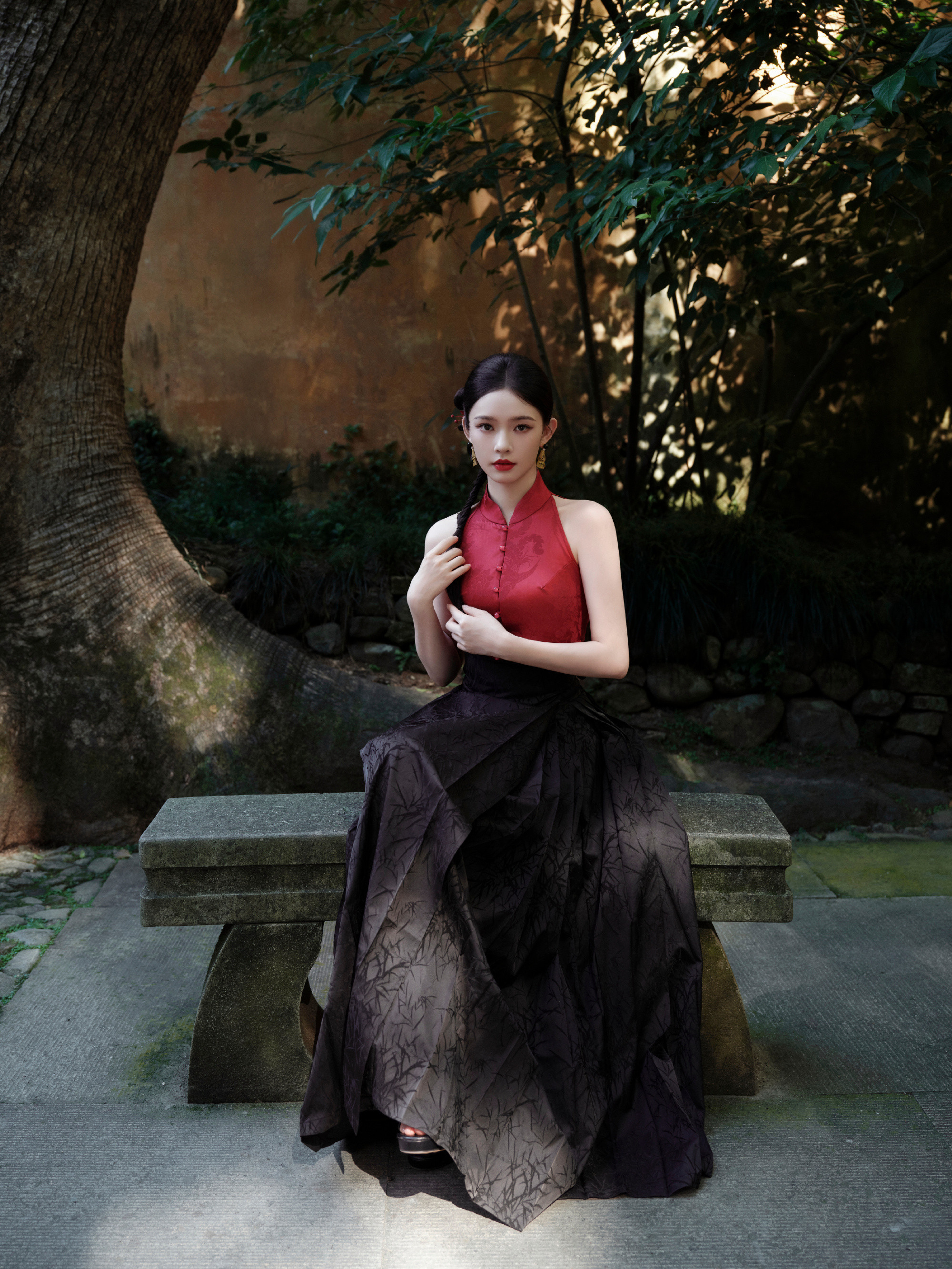 林允这张国泰民安脸这套妆造把舒展又端庄的美完美展现出来了，真的越看越让人喜欢啊！