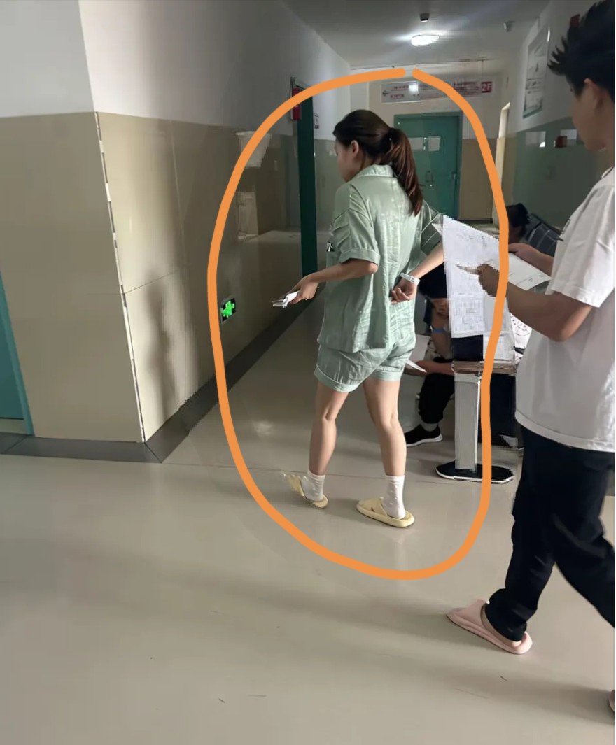 震惊！产后3天穿短裤拖鞋溜达？现代宝妈颠覆传统坐月子，医生竟这样说…