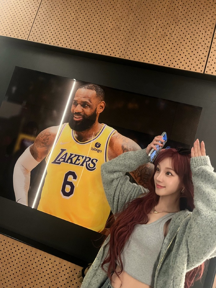 宋雨琦竟然拿到了老詹的饭撒有一种老詹误入娱乐圈既视感宋雨琦拿到了詹姆斯的饭撒