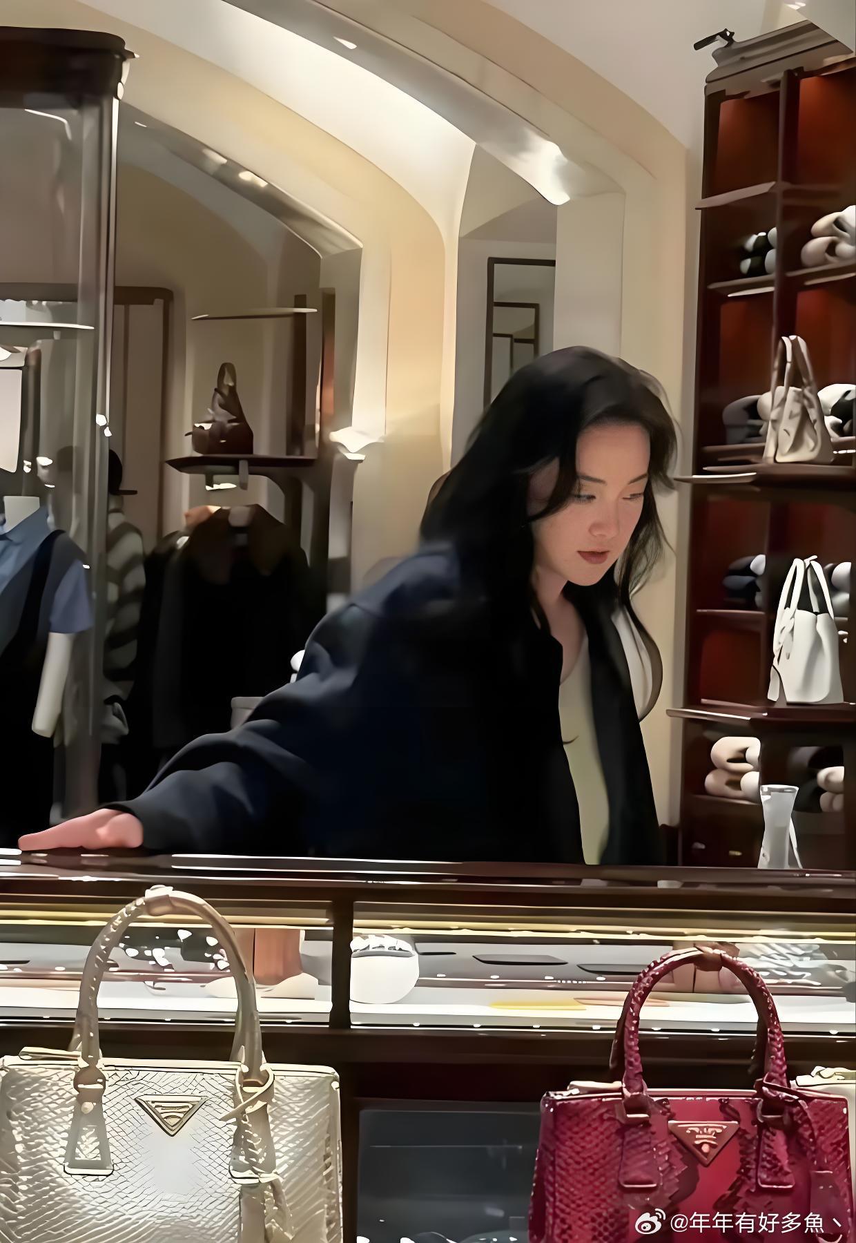 贾玲已经完全是另外的人了，不再肥胖搞笑，而是高冷时尚