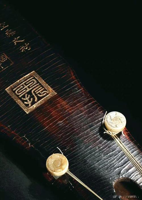 唐代传世古琴——大圣遗音唐“大圣遗音”琴现藏故宫博物院，是传世唐代古琴中保存最完
