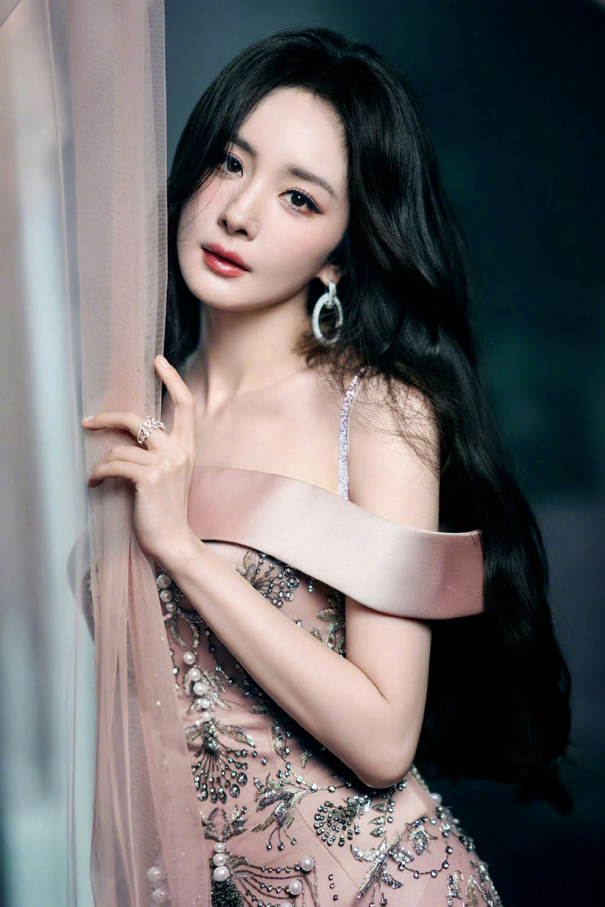 杨幂薄纱珍珠高定杨幂好震撼的美貌…粉色薄纱吊带鱼尾裙柔媚大气，人鱼公主既视感[爱