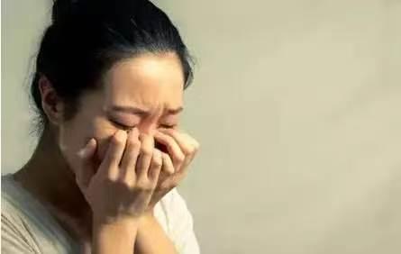 宁夏银川，44岁女子在足浴店包厢喝酒聚会时，一名48岁男子趁其做SPA对其胸部摸