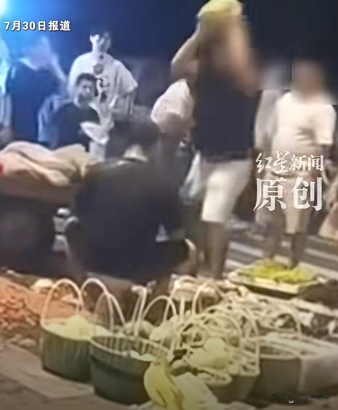 砸完说“全给你买了”，这话听着就气人。钱能买来西瓜，买不来你砸人的理由。宁波