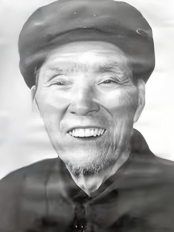 1979年8月，兰州军区门口，一位身着粗布衣裳的80岁老人，步履蹒跚地