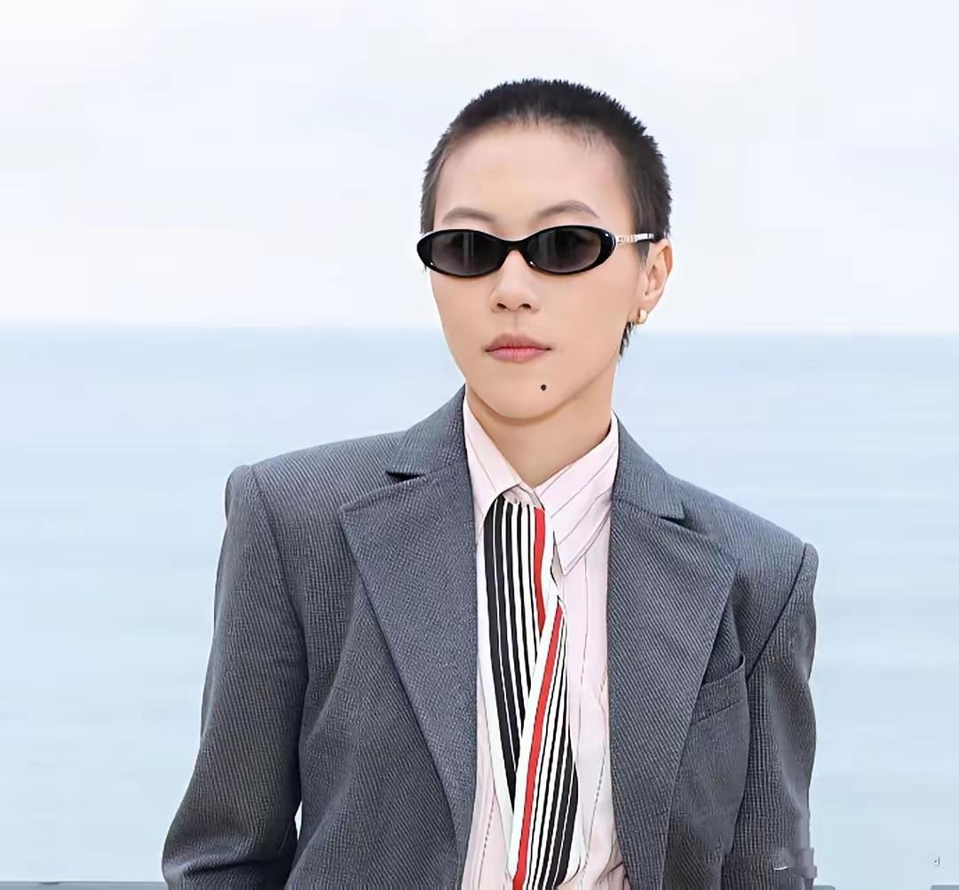 窦靖童这次在法国出席CHANEL发布会的造型太绝了，直接上热搜！4月28日海边这