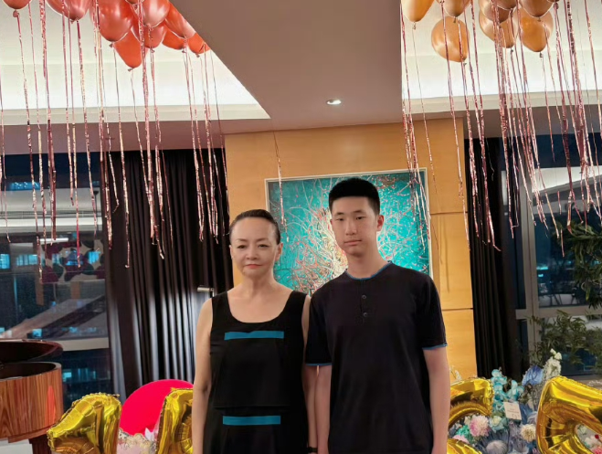 林永健的基因太强大了，15岁的儿子林大竣不仅个子窜得老高，五官神态更是和林永健