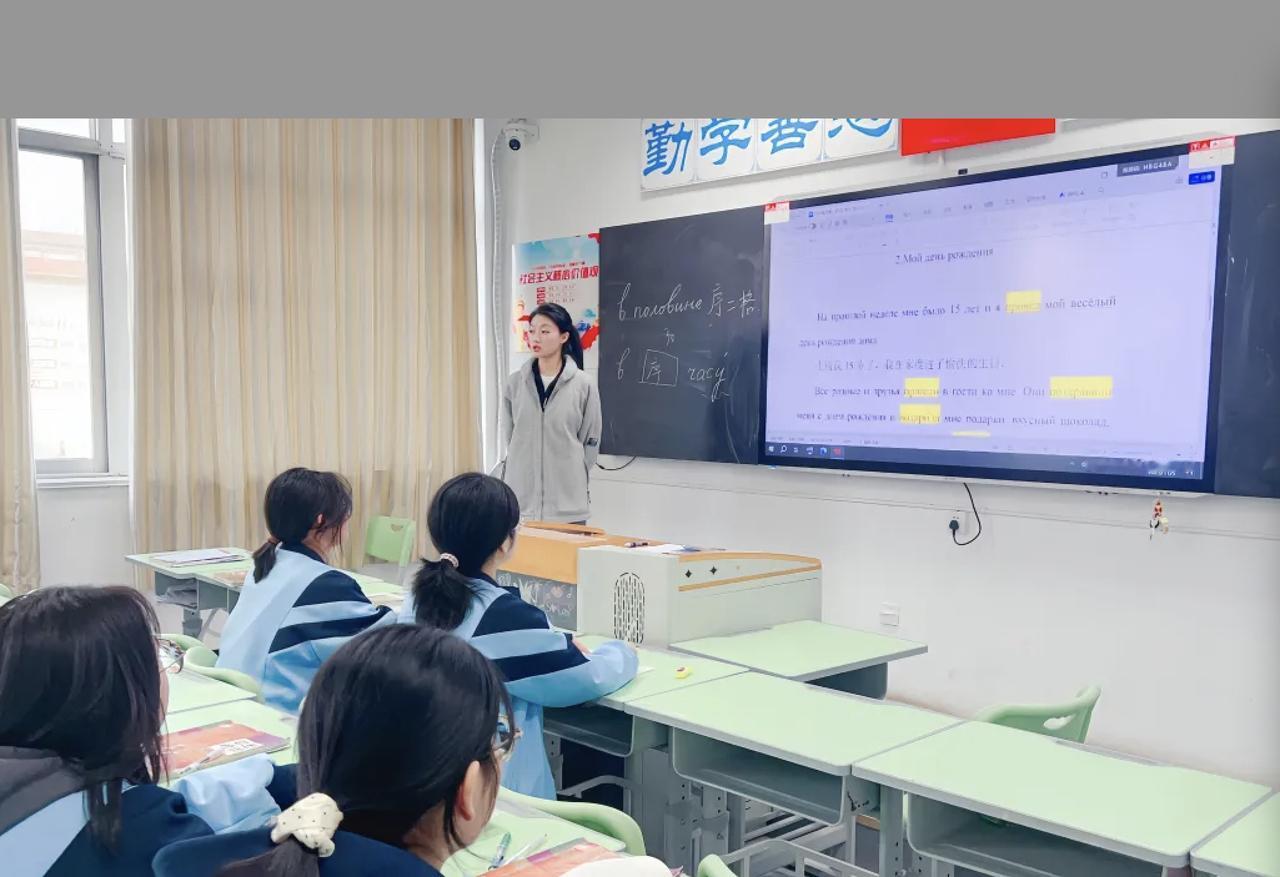 昨天上午，和一位班主任聊天，这是上周在教师例会上、主讲班级管理的一位老师，听听他