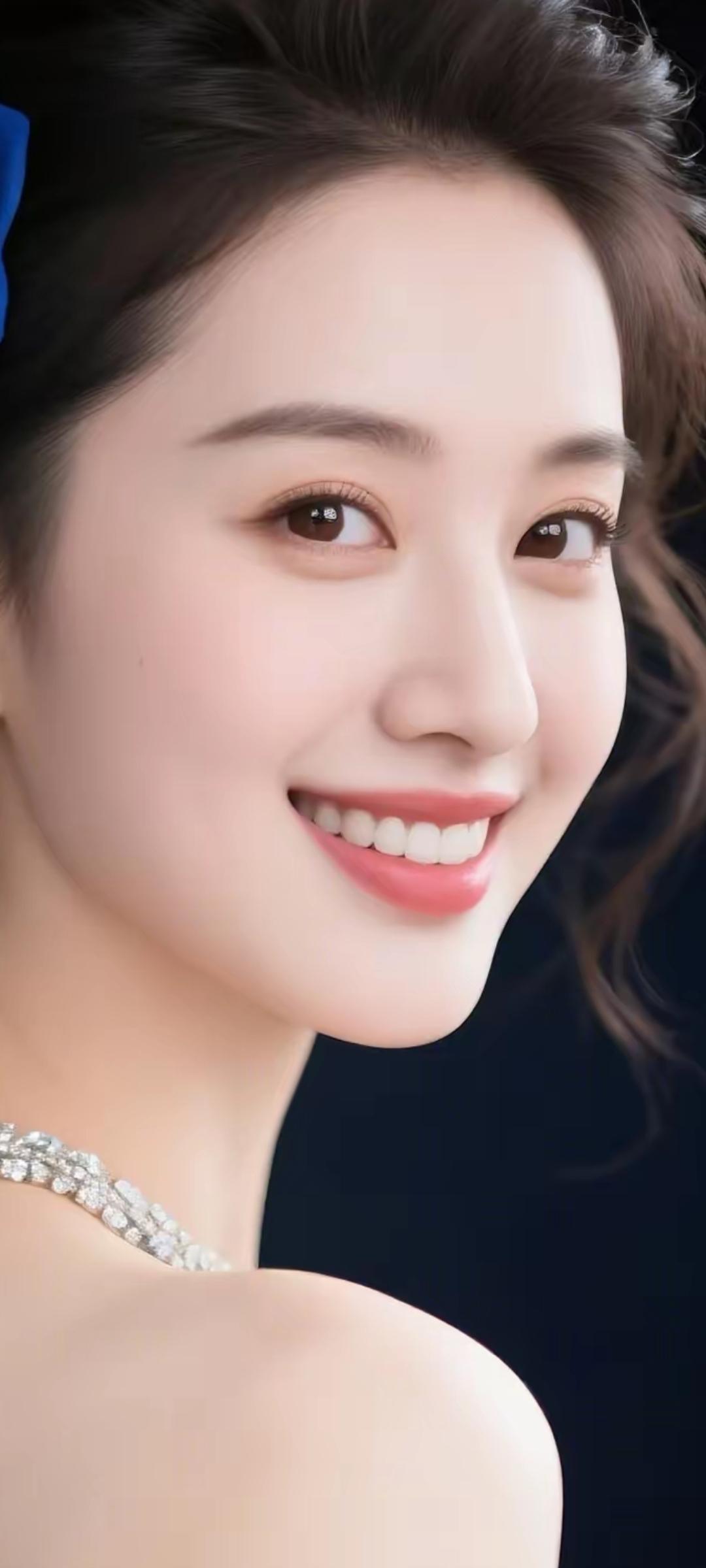 微笑如阳光般温暖，闪耀的珠宝如星辰般璀璨。