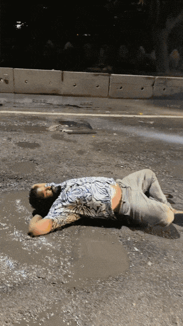印度低劣基建激怒三哥：男子躺水坑抗议，路不修好就不起来！8月30日晚，印度海德拉