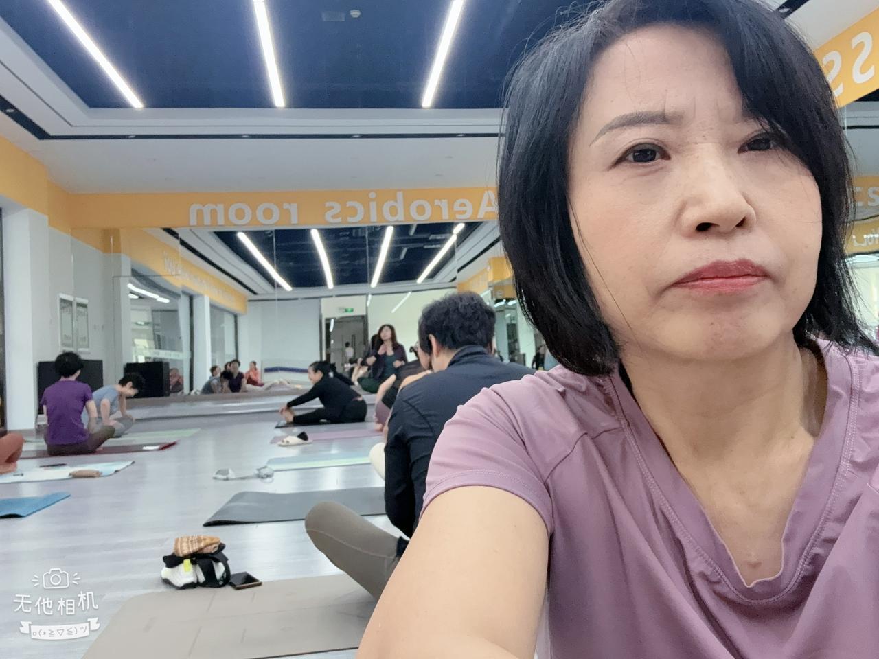 55岁太年轻了！今天去练瑜伽，一个同乘电梯的同伴问我：“你退休了吗？你们是60