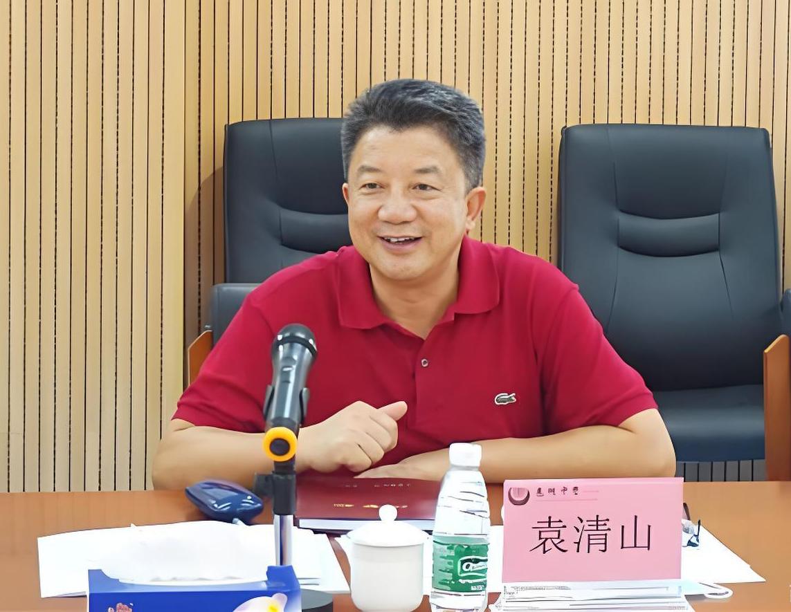 朋友毕业于广东省惠州市一中，今天听说他以前的高中生物老师袁老师没管住手上了热搜。