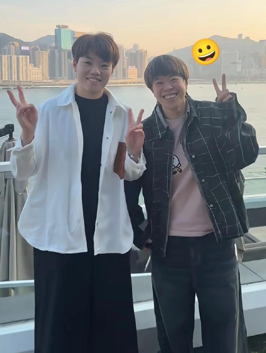 王艺迪这心可真大！！到香港就和好友杜凯琹去转了一圈，这边球迷们都炸锅了！大迪