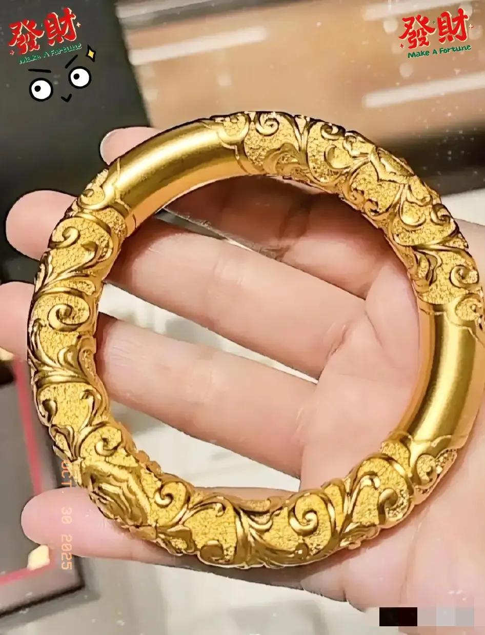 一夜之间,金价彻底失控了10月30号这天,一只99克的镯子要价10万多,