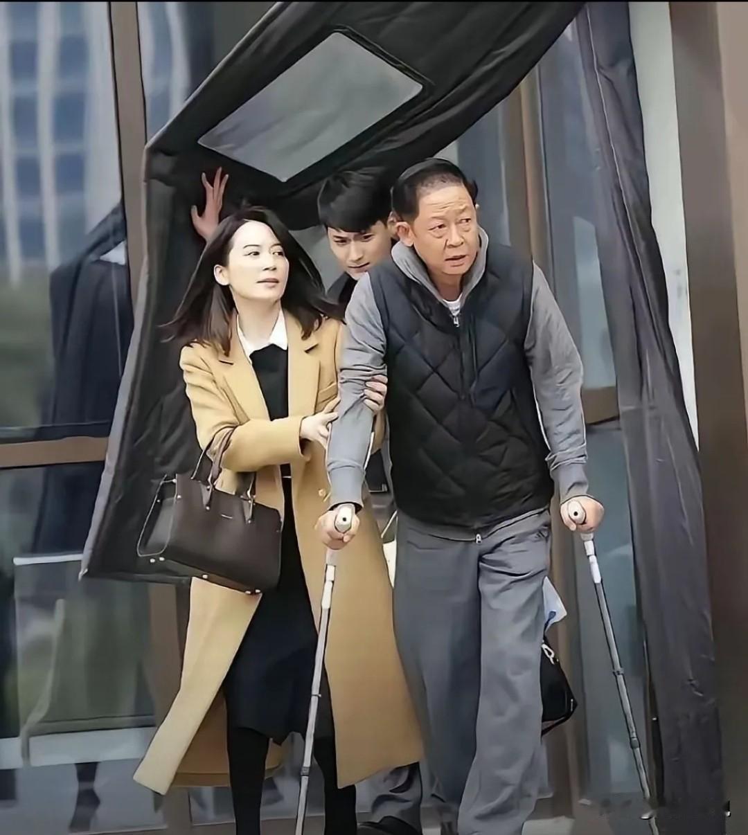 天呐！乍一看真令人不敢相信，王志文拄着双拐杖，看他不是腰使不上劲，就是膝盖使不上
