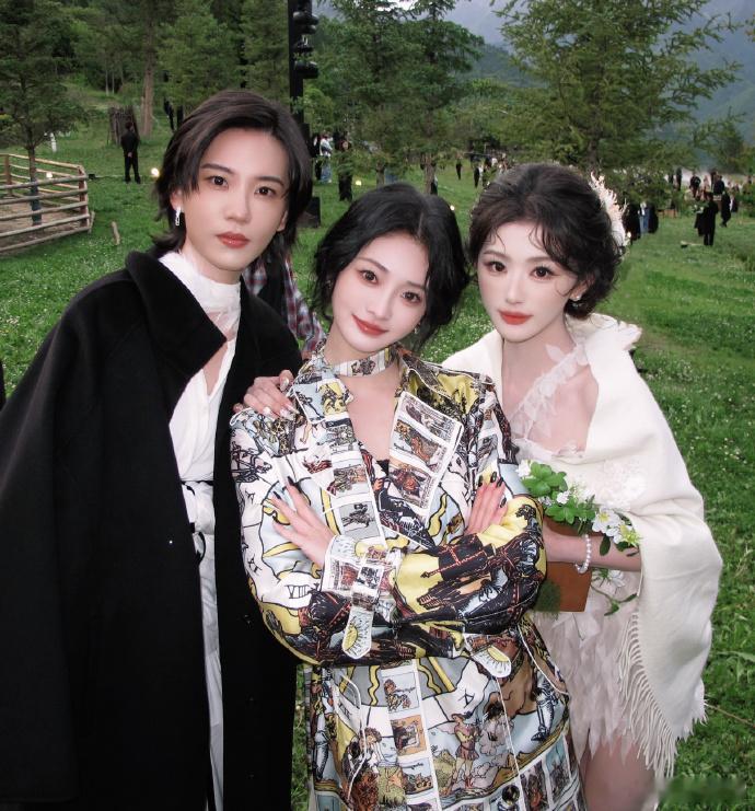 周洁琼新朋故友合照甜妹本色藏不住了！周洁琼和好友随性合照，鲜活元气的模样治愈所