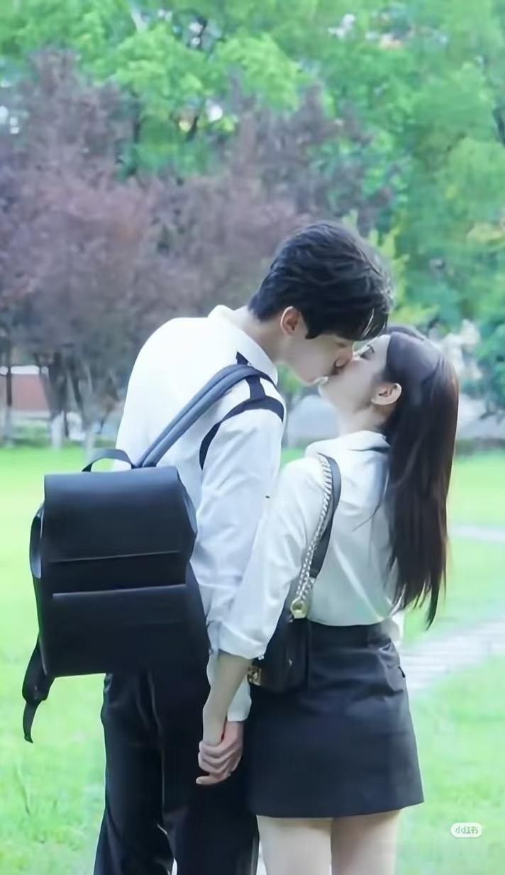 平时课表再满也能挤出时间更新头条！早八前啃着包子敲300字，把宿舍夜聊的趣事写成