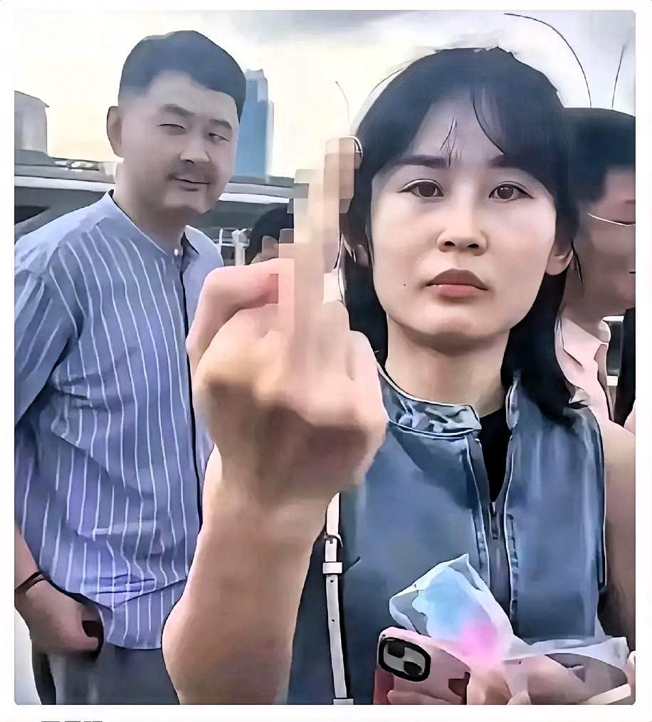 离谱！这路怒症犯起来，真是拿命在开玩笑。马路中央，两车谁也不让谁，女子把男子