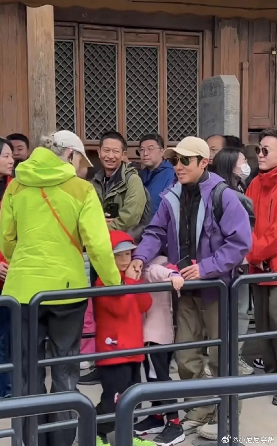 撒贝宁一家四口现身云冈石窟游玩，和普通人一样排队太接地气！撒老师名气太大，走到哪