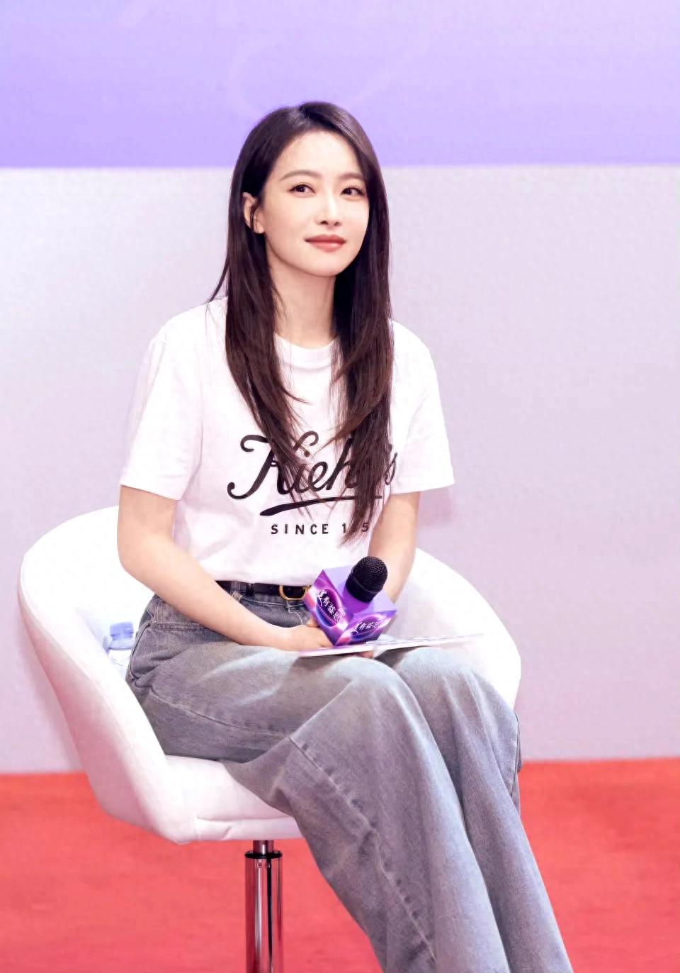 女星宋茜身材苗条，脸庞娇美，一颦一笑都美丽动人