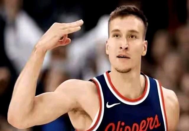 要知道上个赛季泰伦卢缺席那几场，助教布莱恩·肖把博格丹放在手递手加弱侧掩护里