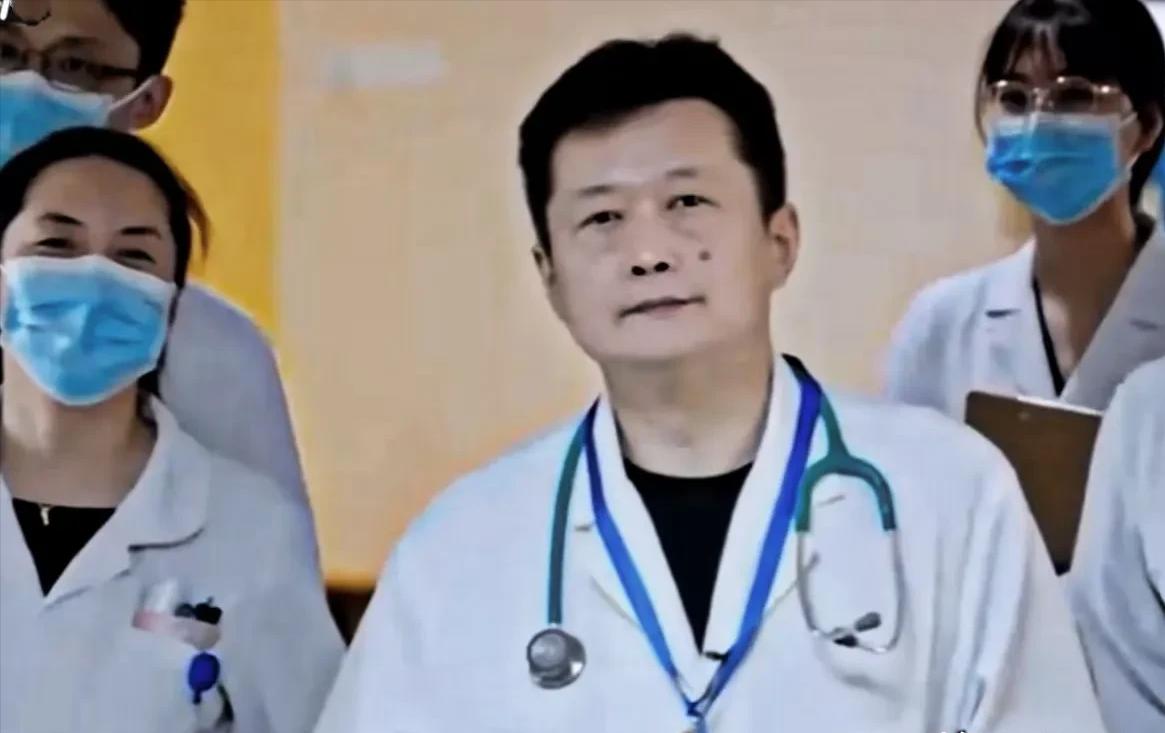 2023年，广州医院。女子带5岁儿子看病，医生却跟她飙英文。她紧皱眉头打断大夫：