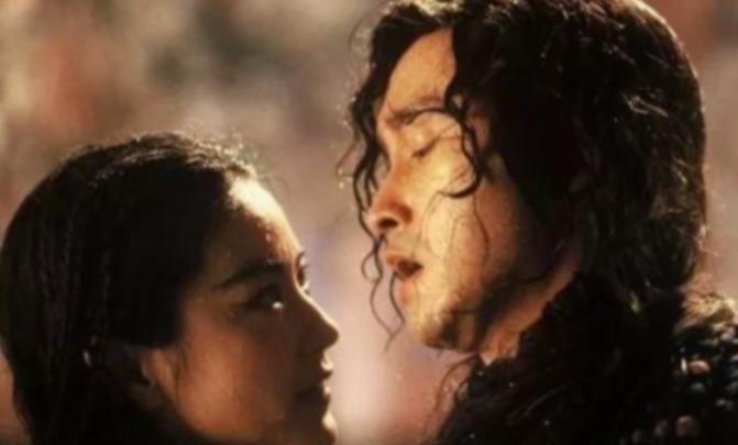 1993年，导演于仁泰对张国荣说：“亲吻林青霞时，手一定要乱摸，不能轻抚哦。 