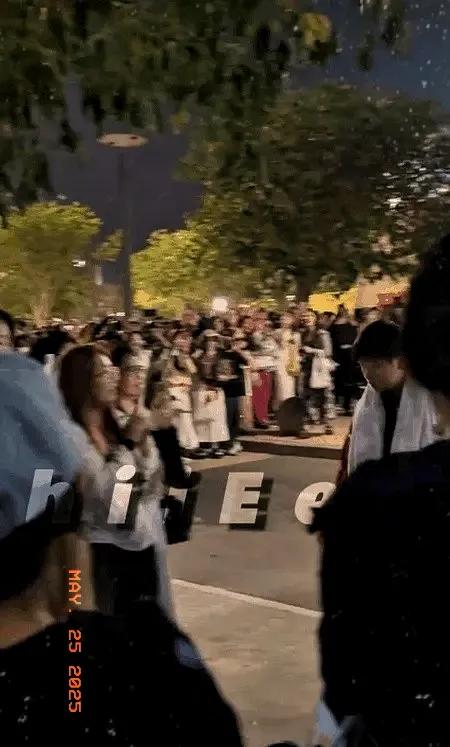孙颖莎在多哈这人气，真是绝了！比赛一打完，场馆门口乌泱泱全是人。这可不是国内主场