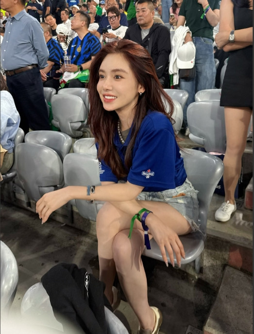 美娜终于更新了信息，结果她现在人气真旺，点赞就有7.4万，留言排名前五的，有