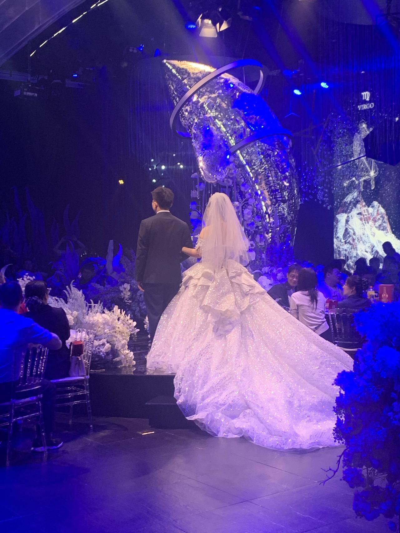 今天参加战友儿子的婚礼，我在婚礼保障组。他订了17桌，婚礼开始前已经坐的满满当当